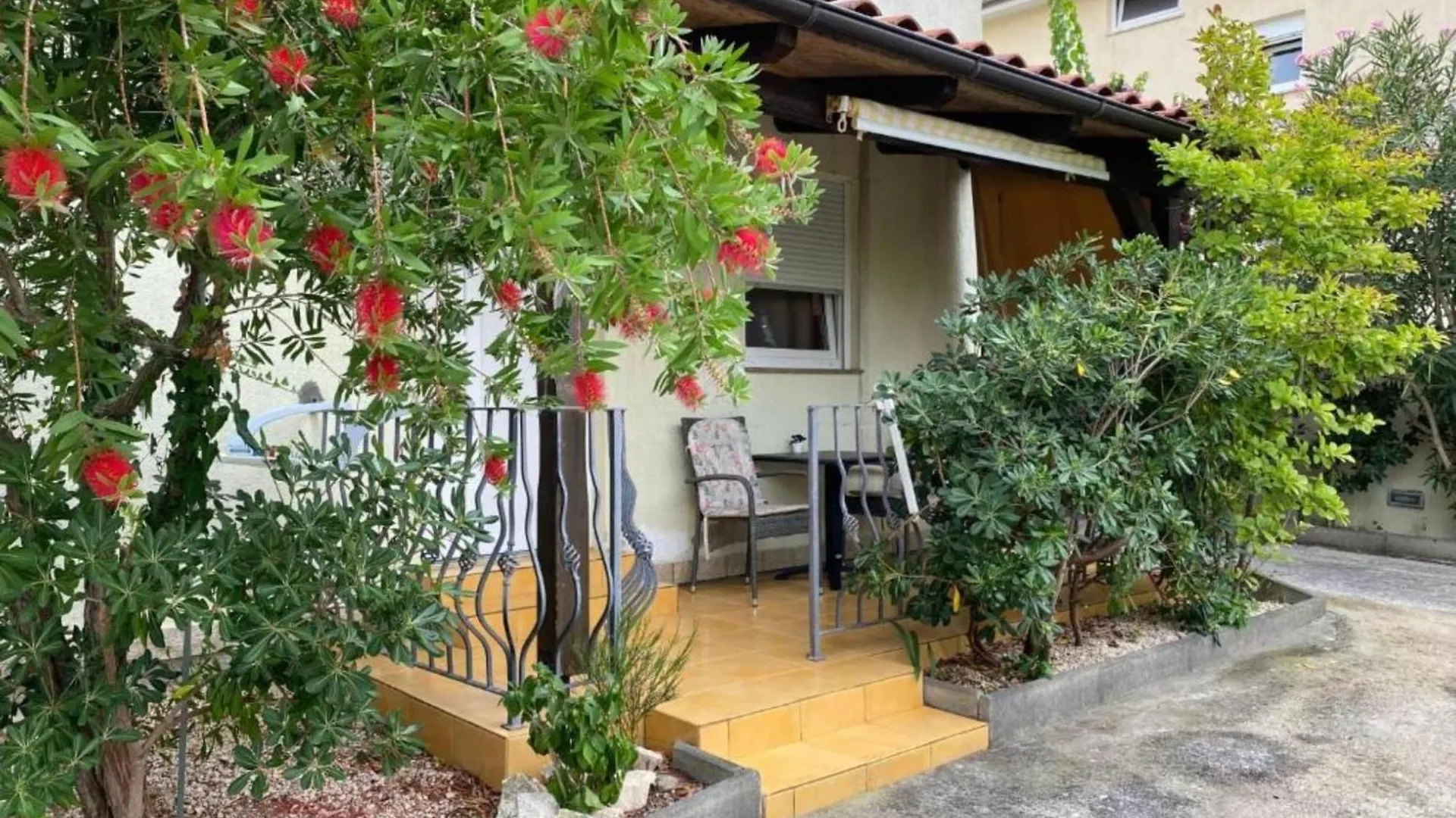 Apartments Lara Rab - One Bedroom Apartment With Balcony Rab Town